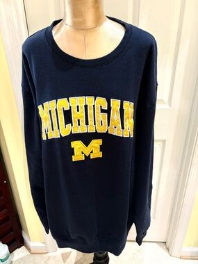 Collosseum Michigan Men’s Crewneck Navy w/Yellow logo Crewneck sweatshirt